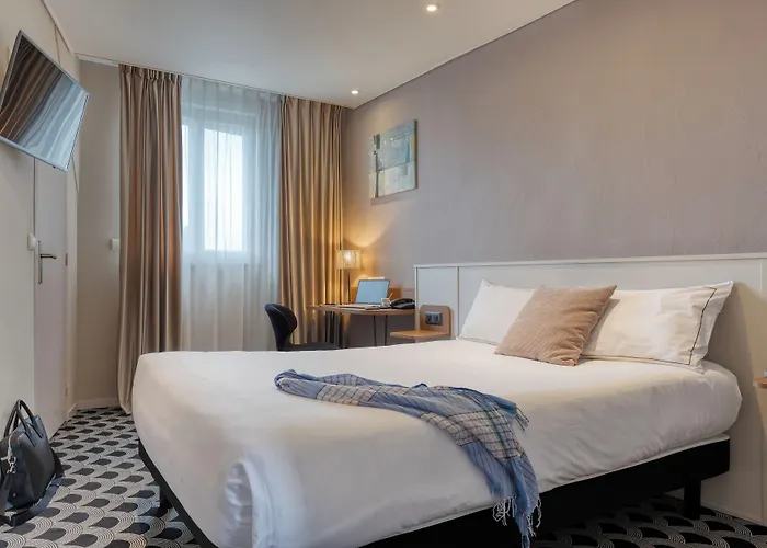 Brit Hotel Les Voyageurs
